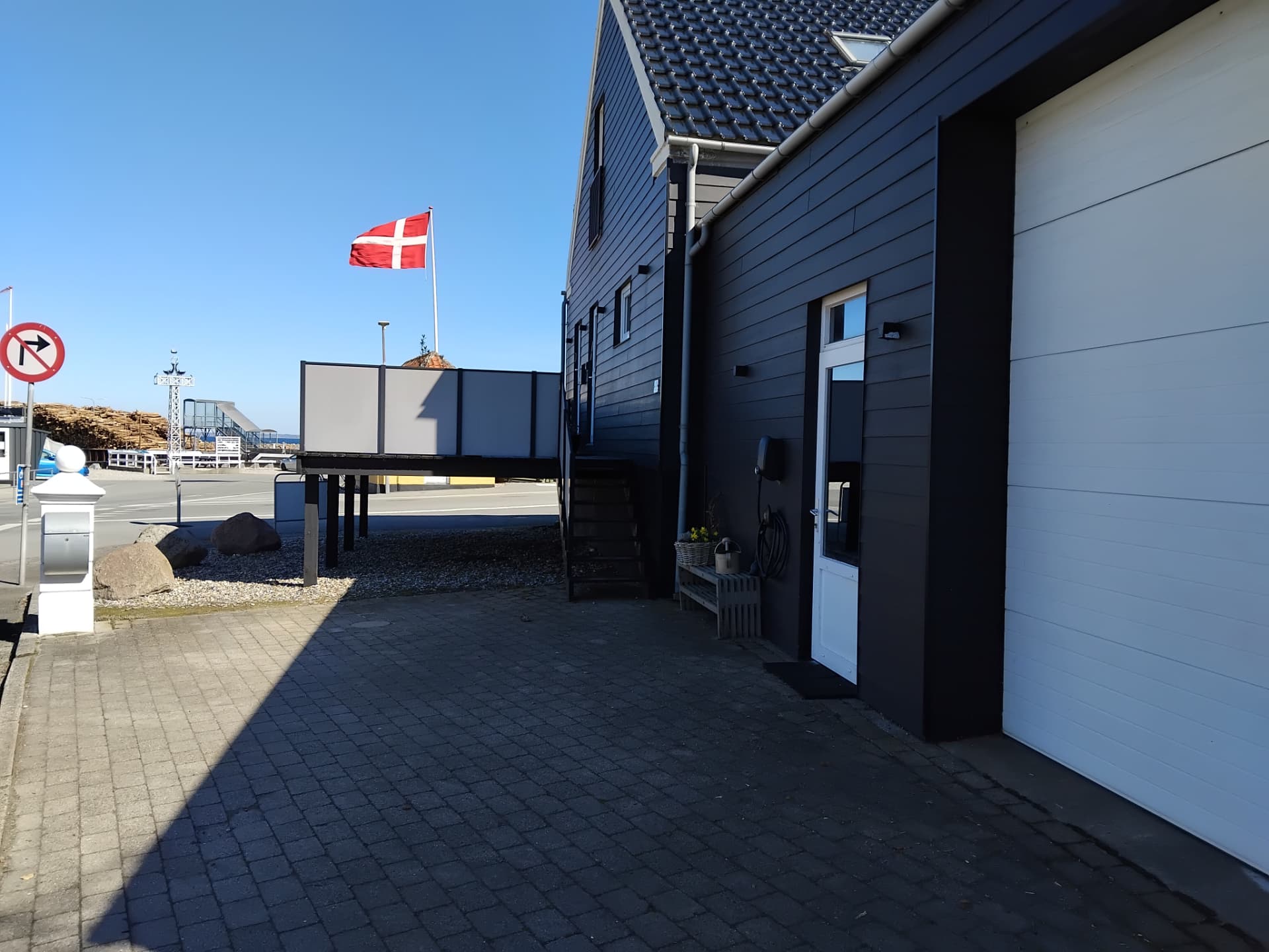 Perlens indgang og sorte facade med trappe til terrassen ved Søby Havn