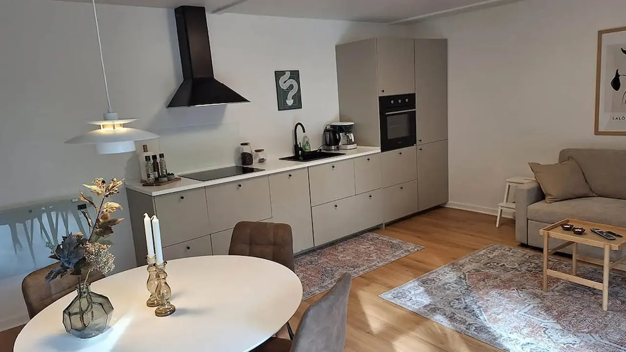 Køkken og stue  med spisebord og sofa