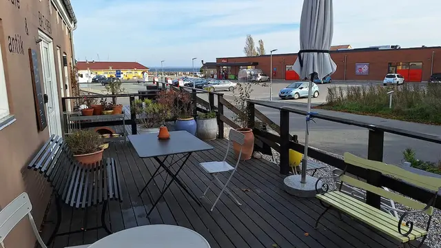 Oasen — Terrasse med udsigt mod havnen og vandet
